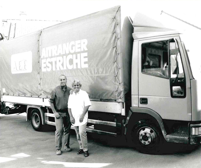 Zwei Personen stehen vor einem Lastwagen