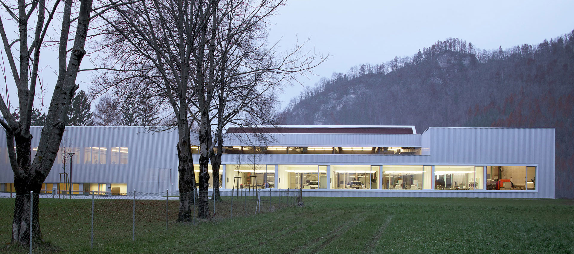 Ein weißes Firmengebäude in Bludenz