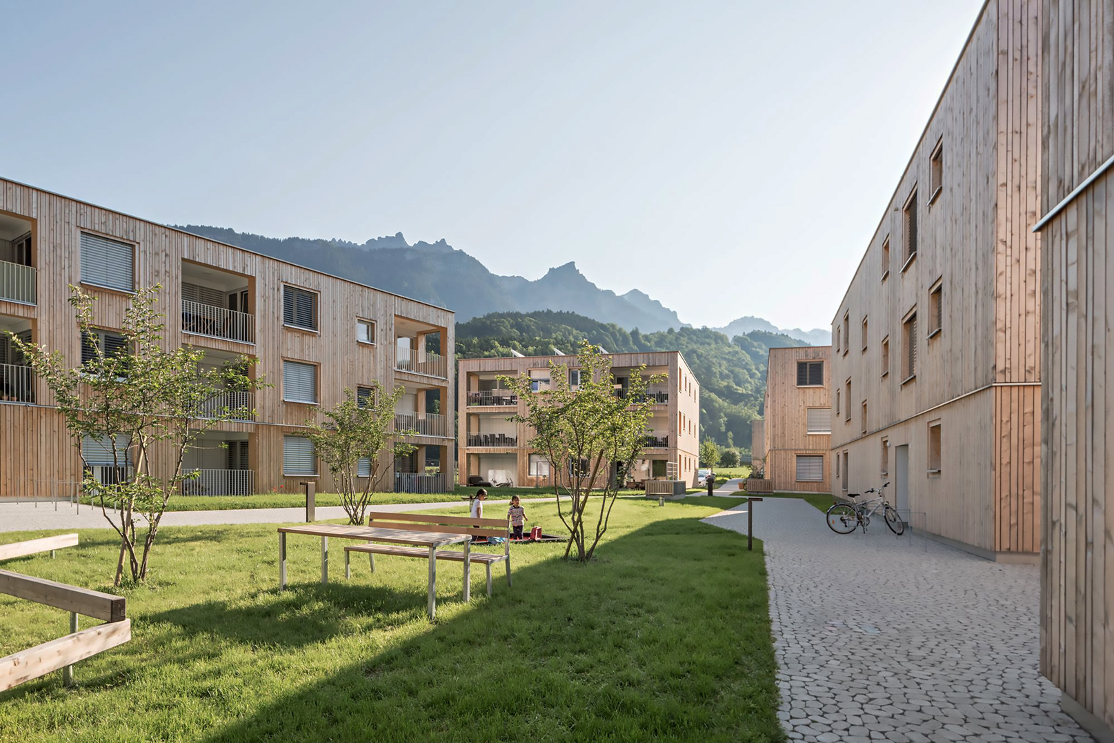Ein Wohngebäudekomplex mit einer grünen Wiese