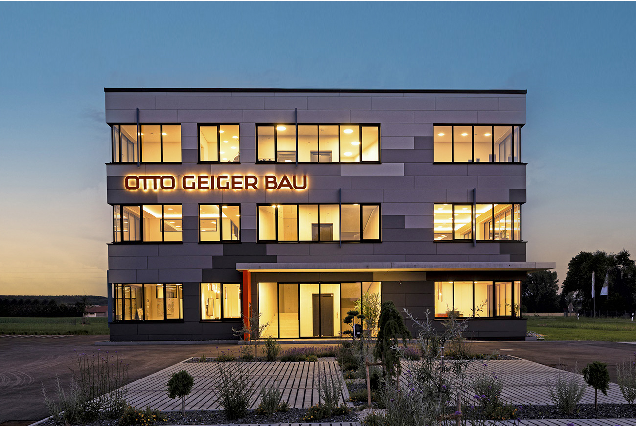 Otto Geiger Bau Gebäude bei Nacht